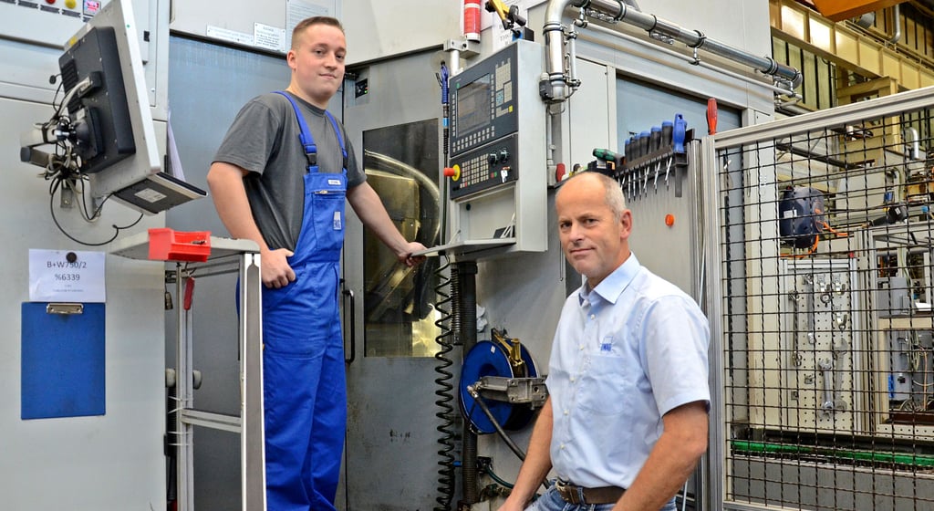 Zerspanungsmechaniker Nils Tiedke (links) hat bei der Abschlussprüfung 95 von 100 Punkten erreicht. Ausbilder Holger Bustro: „Nils ist Sportler und ehrgeizig – er verliert nicht gern.“