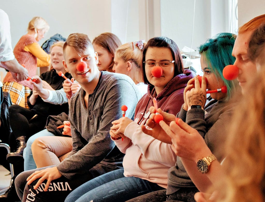 Humor-Seminar mit DRK-Pflegeschülern: Eine rote Nase hilft, Situationen zu entspannen.