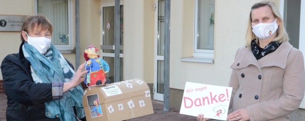 Die Spendenübergabe vom Weihnachtsbaumverkauf 2020, hier Ehrengard Dümpert-von Alvensleben (links) und die Vorsitzende des Fördervereines der Kinderklinik, Christine Schulz.