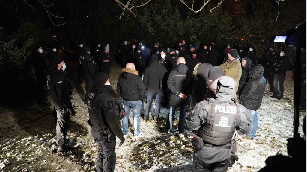 Mehrere Hundert Menschen haben am Montagabend in mehreren sächsischen Städten gegen die staatlichen Corona-Maßnahmen protestiert.