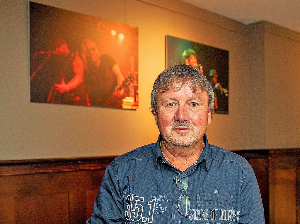 Oliver Becker stellt derzeit einige seiner Konzertfotos im Hanseat Salzwedel aus.