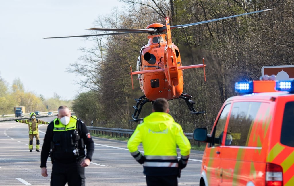 Ein Rettungshubschrauber startet nach einem Unfall auf der Autobahn.