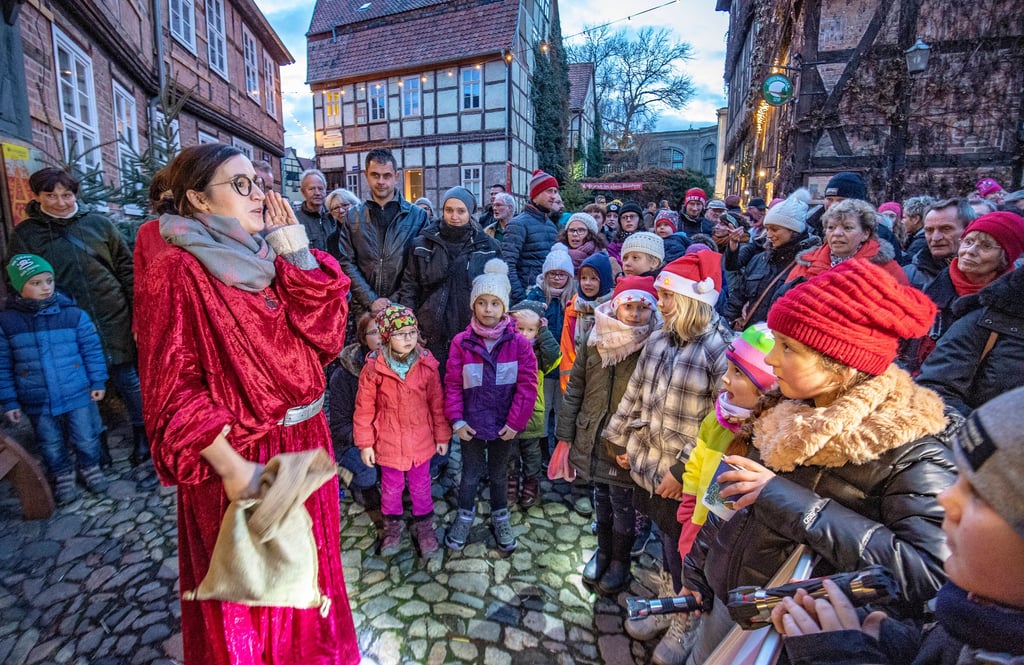 Wie hier in einem der Vorjahre treffen sich die Kinder am Finkenherd, um dann eine Tür des lebendigen Adventskalenders zu öffnen.