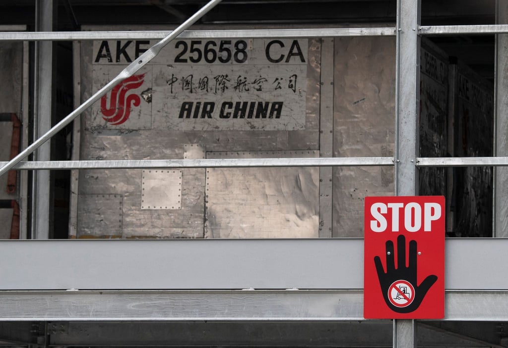 Ein rotes Warnschild mit der Aufschrift „Stop“ hängt an einem Lager für leere Frachtcontainer im Cargo-Bereich des Flughafens Frankfurt. (Archivbild)