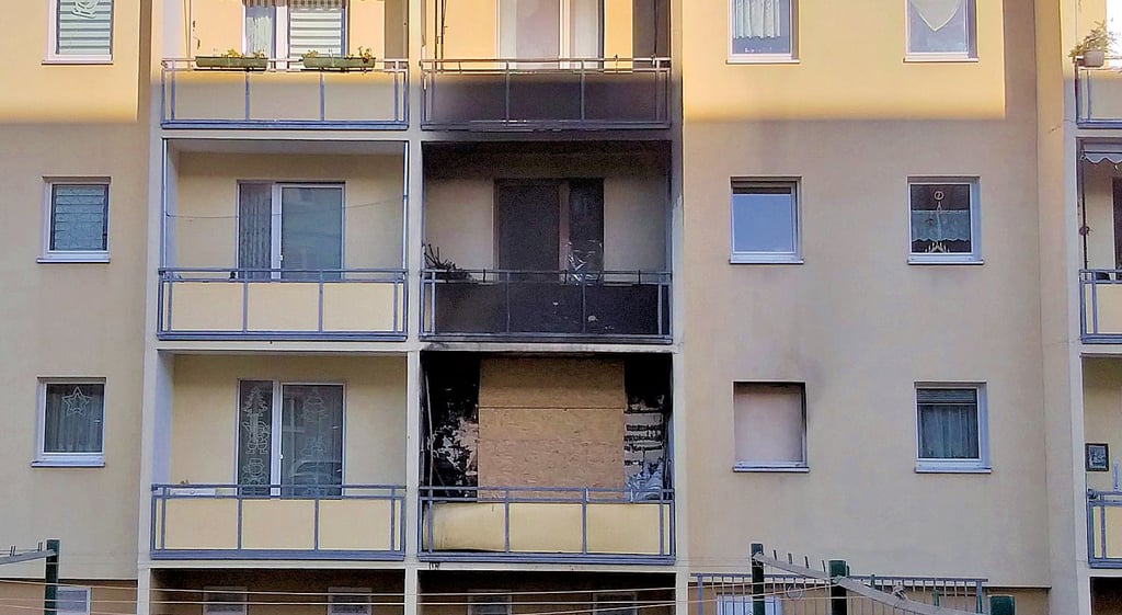 Von den Folgen des Brandes im Erdgeschoss gekennzeichnet: Die Balkons in Magdeburg-Reform sind voller Ruß.