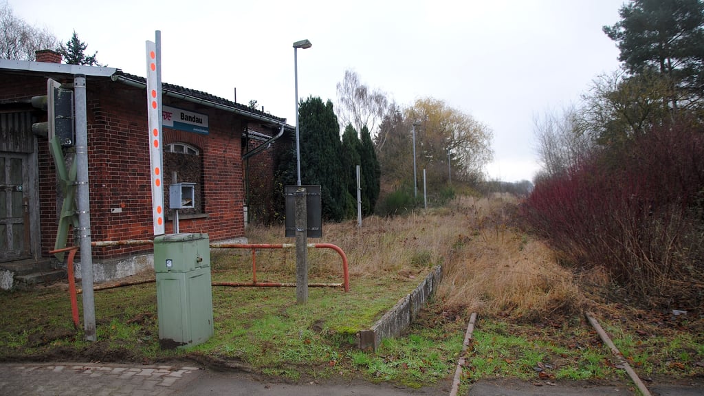 Der Förderverein Jeetze(l)talbahn will sich weiter für eine Reaktivierung der Strecke engagieren. Züge sollen dann auch wieder am Bahnhof in Bandau halten.