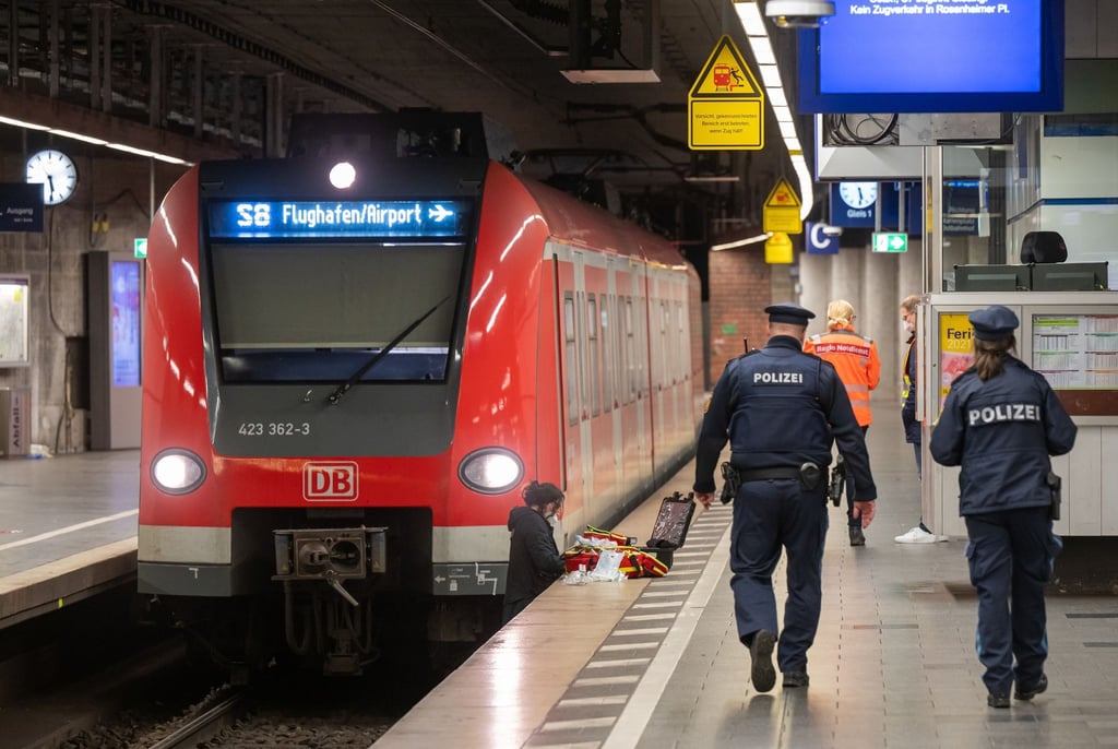 Polizisten und Spurensicherer an der Haltestelle Stachus im Einsatz.