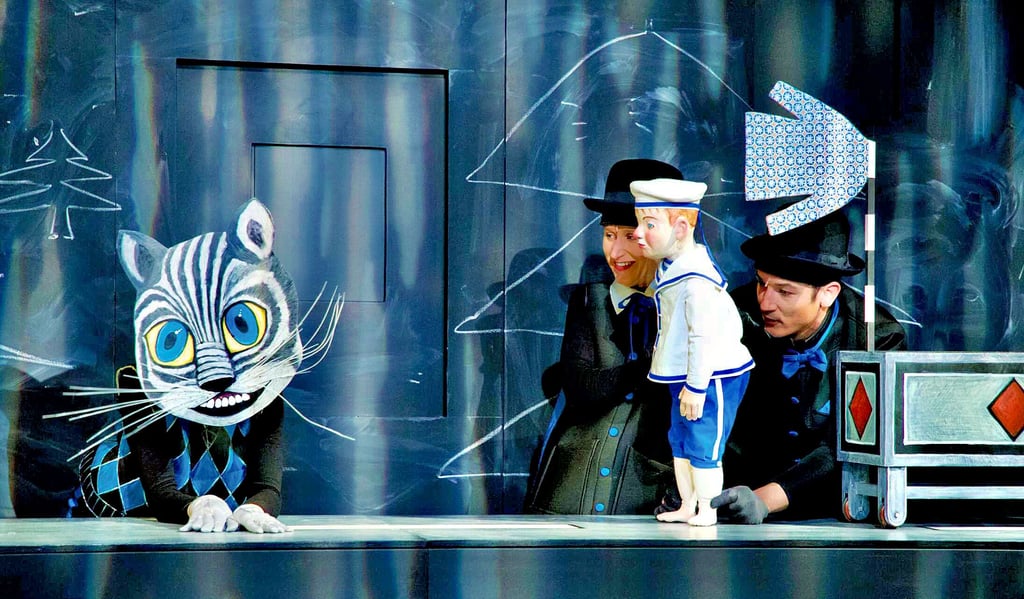 Theodor Storms Märchen „Der kleine Häwelmann“ feierte in der Weihnachtsmärcheninszenierung des Magdeburger Puppentheaters Premiere: Die Katze (Luisa Grüning), Jana Weichelt, der kleine Häwelmann sowie Kaspar Weith (v.l.).