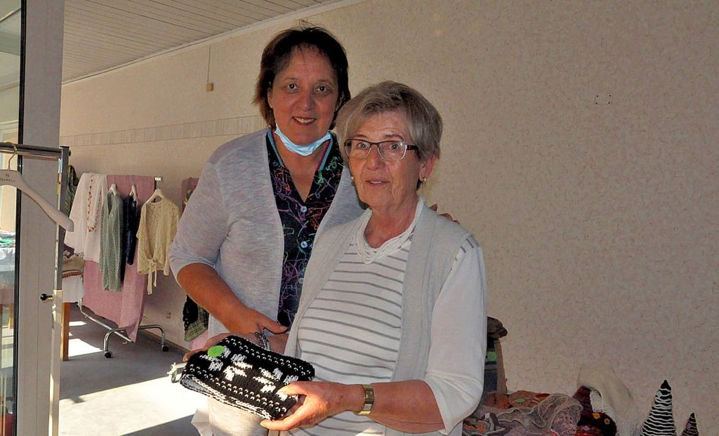 Ausstellung des Miester Handarbeitszirkels im Herbst: Zu den Besuchern gehörte auch Dorita König (links), hier mit Eva Mertens vom Handarbeitszirkel.