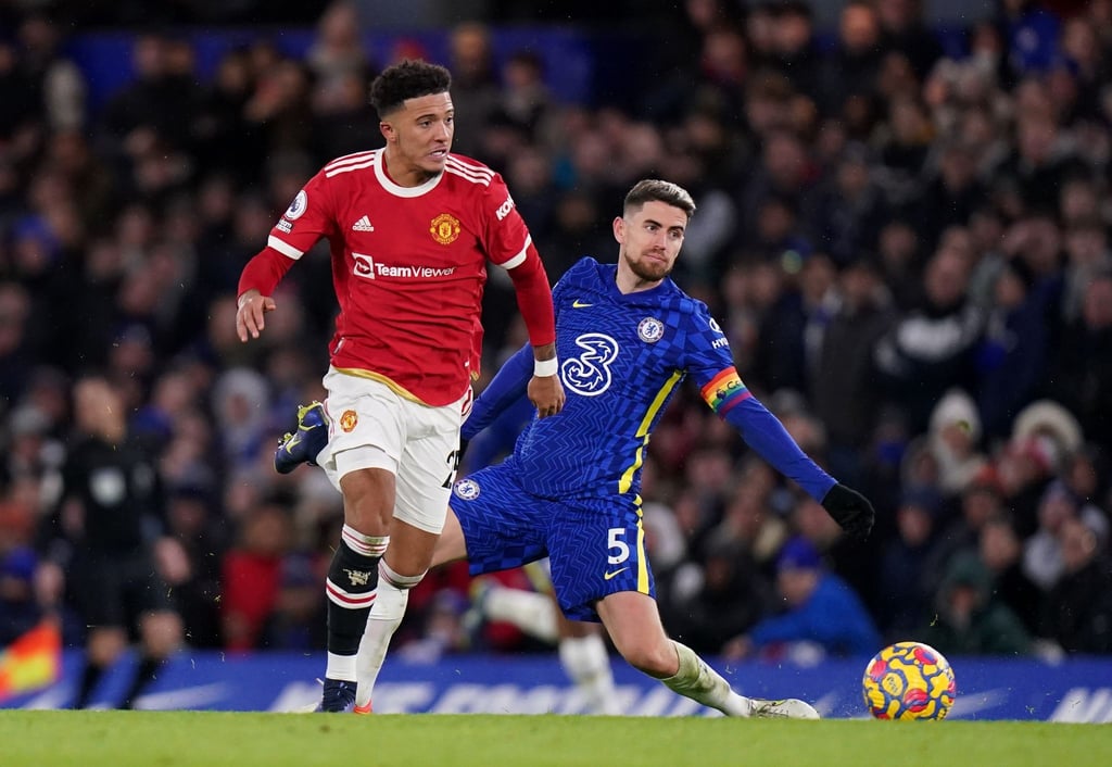 Jadon Sancho (l) von Manchester United setzt sich durch und erzielt das 0:1.