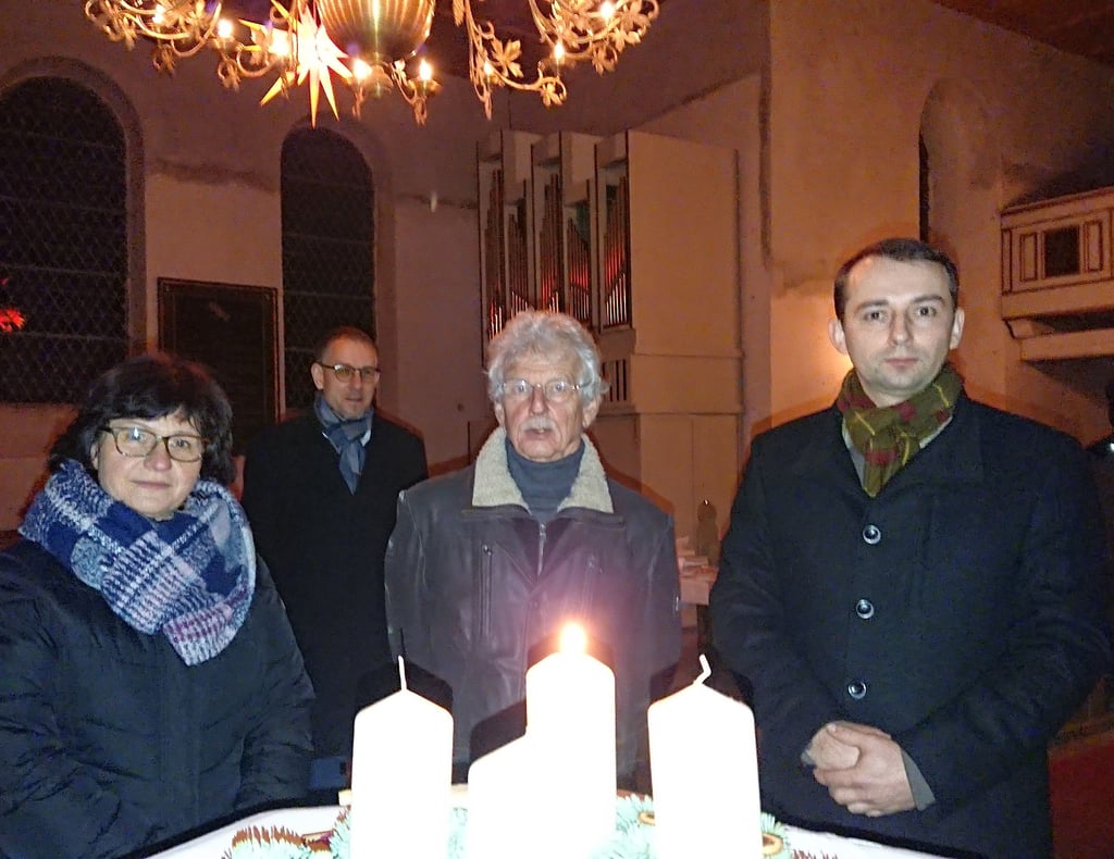Pfarrer Friedrich von Biela (hinten) segnete Silke Niebur, Holger Lingstädt und Hans-Christian Biank als neue Rohrberger Lektoren.