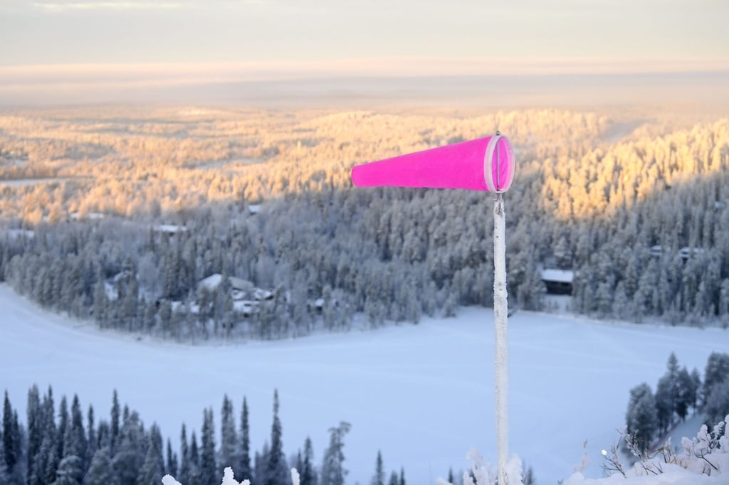 Beim Weltcup in Ruka sorgt widriges Wetter für Probleme.