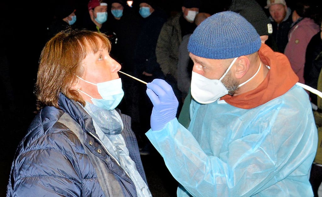 Gabriele Supke ließ sich von Steffen Döring testen. Die Klötzerin ist sehr froh, dass diese Tests in ihrem Wohnort seit Sonntag angeboten werden. Denn sie ist darauf angewiesen sich testen zu lassen, bevor sie ihren Job bei Volkswagen in Wolfsburg antritt.