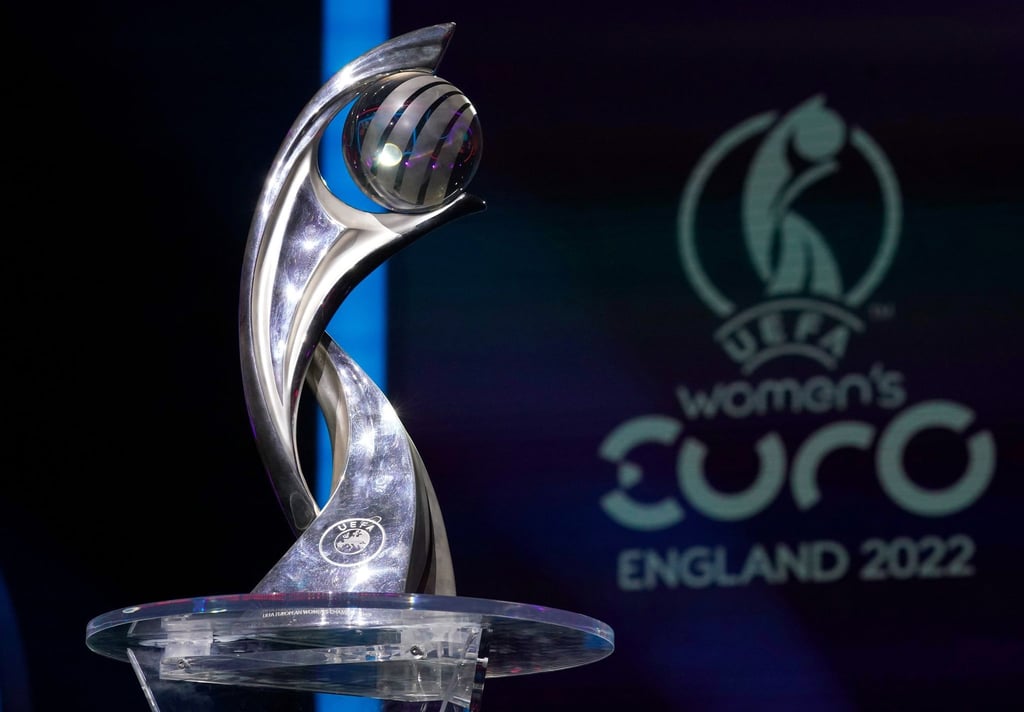 Die Tickets für die Frauen-Europameisterschaft 2022 in England sind bgehert - der EM-Pokal.