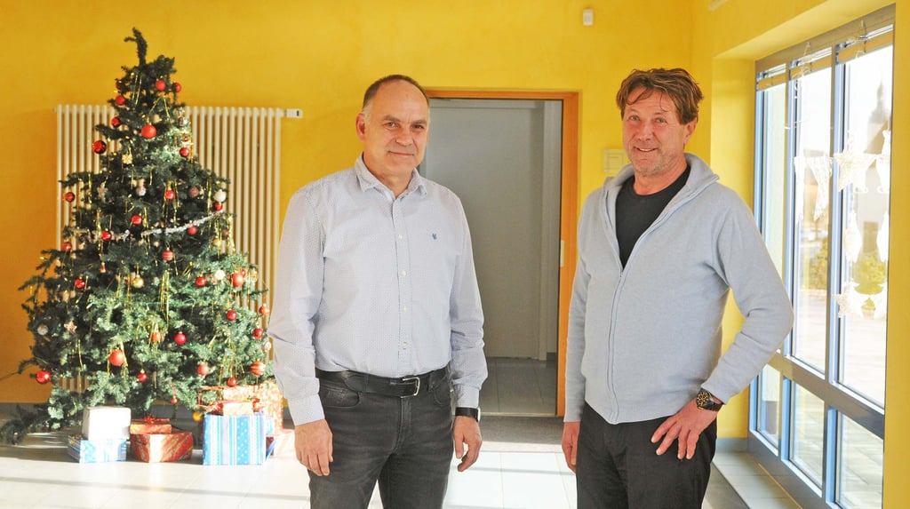 „Bitte nicht immer nur Corona!“ Diesem Wunsch von Geschäftsführer Olaf Pleitz (rechts) konnten wir wenigstens beim Fototermin mit seinem Kollegen Uwe Gering nachkommen. Auch wenn die betriebliche Weihnachtsfeier natürlich abgesagt wurde - ein wenig Adventsstimmung gibt es in der Firma schon.