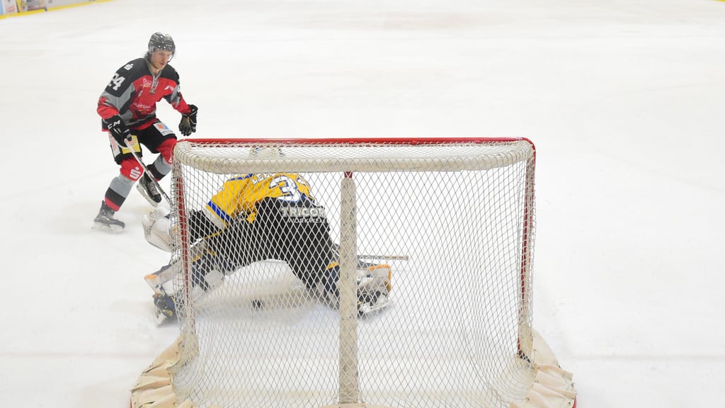 Halles Tatu Vihavainen verwandelt den entscheidenden Penalty zum Sieg gegen Tilburg.