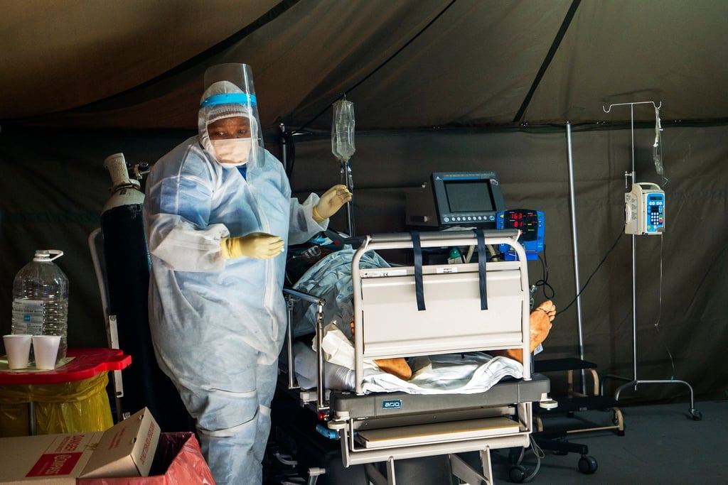 Ein Patient, der sich mit dem Coronavirus infiziert hat, wird im Tshwane District Hospital in Pretoria mit Sauerstoff behandelt.