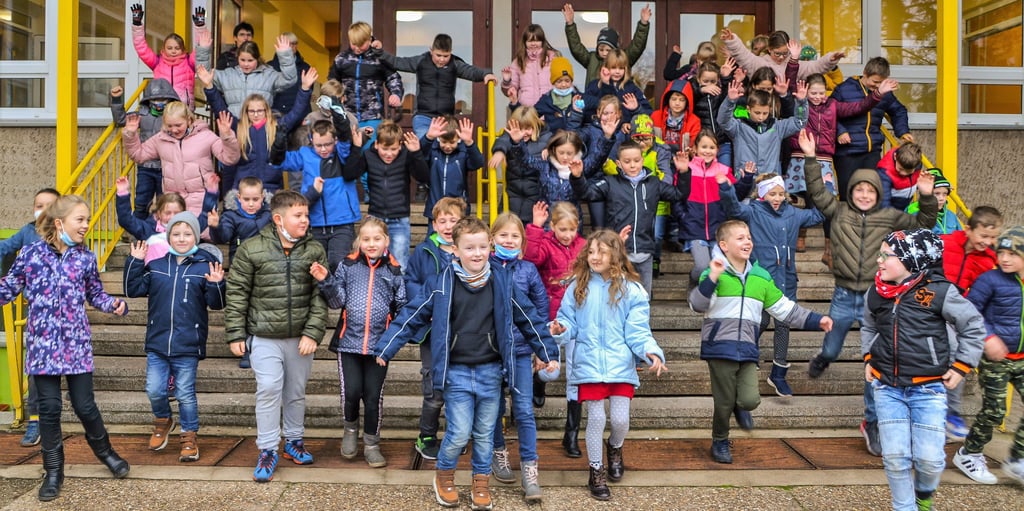 Die Klein Wanzleber Kinder haben ihre Schule im Zuckerdorf gestern wieder in Besitz genommen. Für die meisten Schüler war der Rückzug aus Seehausen wie echtes Neuland betreten, da nach zwei Jahren Abstinenz nur die Viertklässler die Räumlichkeiten noch kannten.