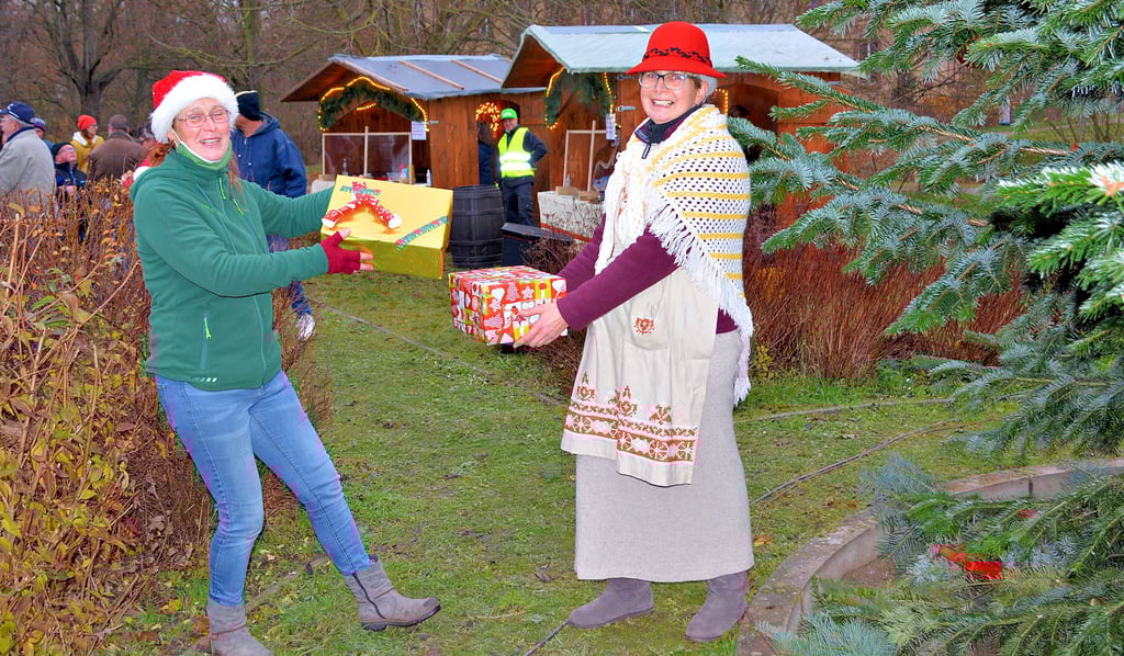 Katrin Knespel (links) und Kerstin Rademacher machten sich einen Spaß mit den Geschenken und unterhielten die Leute.