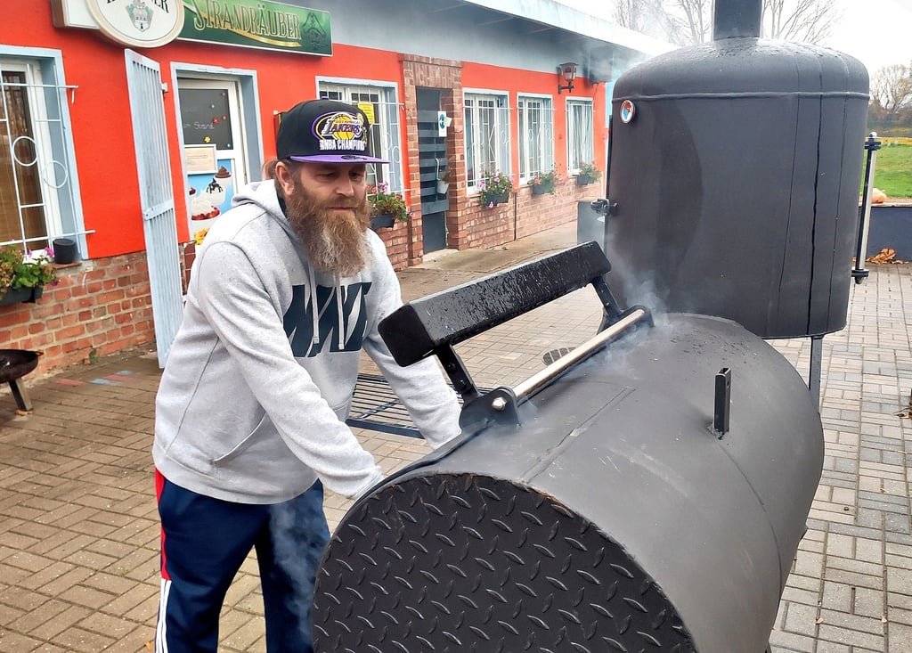 Uwe Wachsmuth bereitet Pastrami zu, das bestellt wurde.