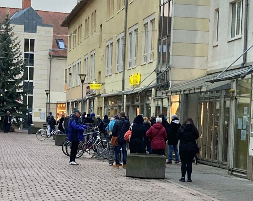 Eine lange Schlange hat sich am Impfzentrum Köthen gebildet.