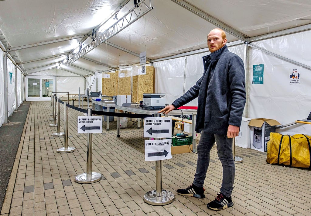 Sebastian Sperling, Geschäftsführer des Eventservice RDOutbreak, im frisch errichteten Testzentrum am Nordtor des Stickstoffwerks.