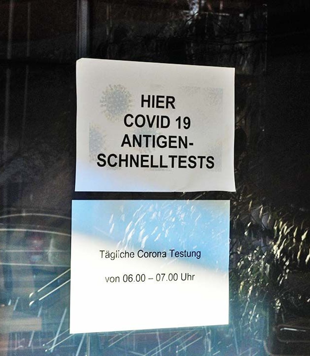 Ungeimpfte Pleitz-Mitarbeiter am Lauchaer Stammsitz werden nun in einem eigenen kleinen Testzentrum getestet.