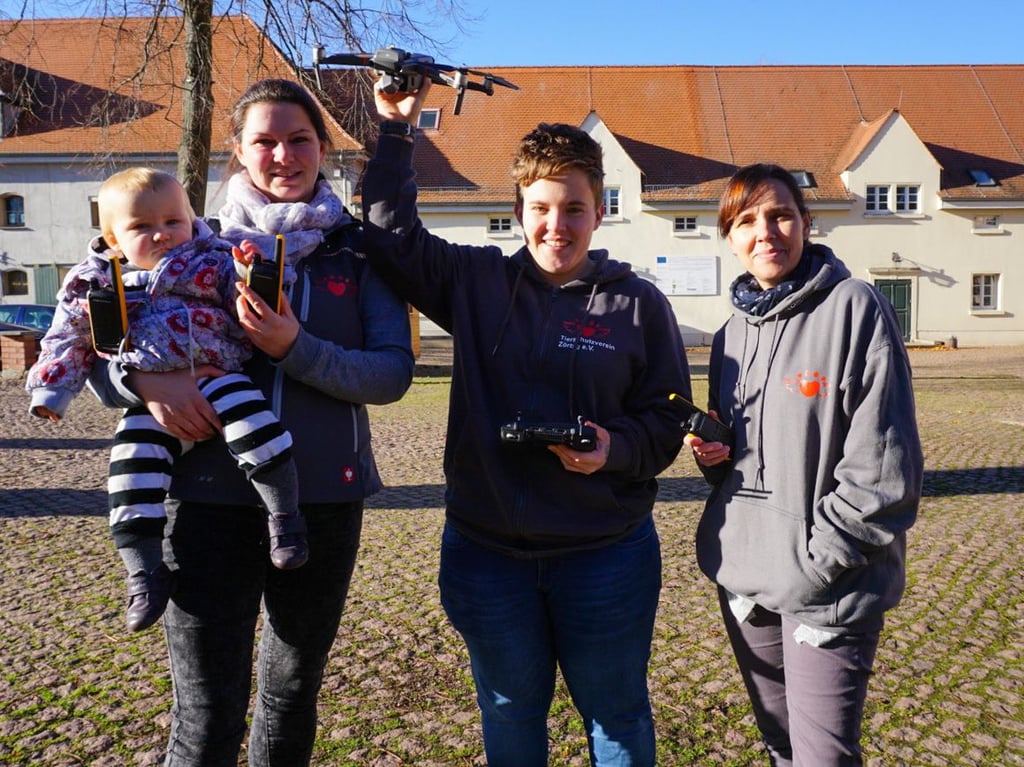Rebecca Hübsch, Lena Anton und Anja Gulitz (v.l.) freuen sich über die Wärmebilddrohne, mit der sie deutlich bessere Ergebnisse erzielen können.