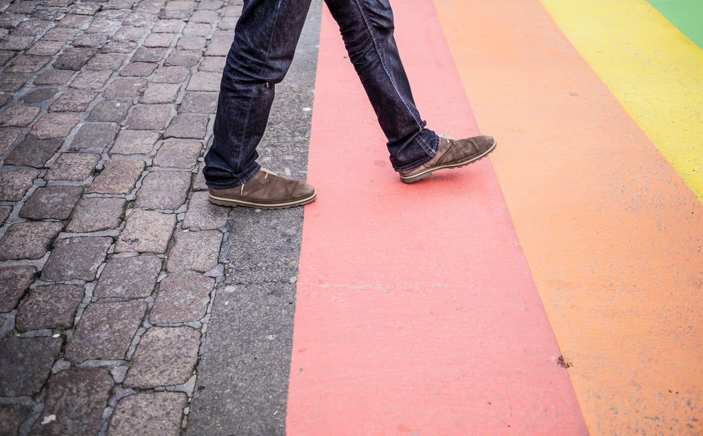 Männer werden oft für ihr Coming-out gefeiert - doch was die Partnerinnen durchleben, können viele kaum nachvollziehen.