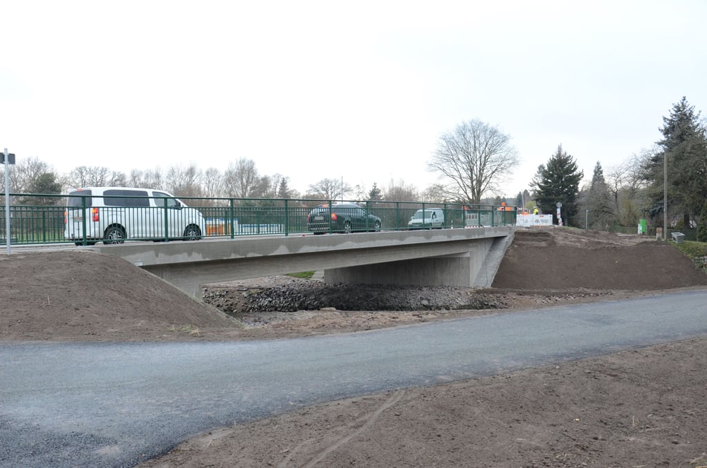 Die neue Brücke über die Biese in Beese ist nun offiiell für den Verkehr frei gegeben. Diese sowie die Brücke über den Biese-Umfluter wurden in zwei Bauabschnitten realisiert. Zum Teil wurde dabei unter Vollsperrung gearbeitet.