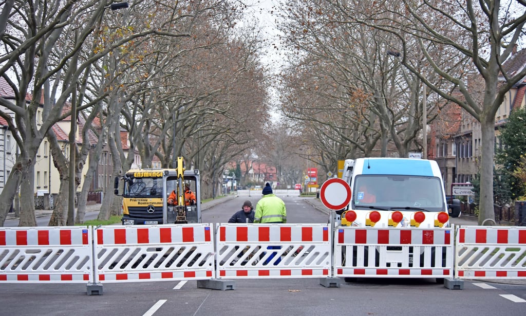 Die Vollsperrung der B100 in Bitterfeld.