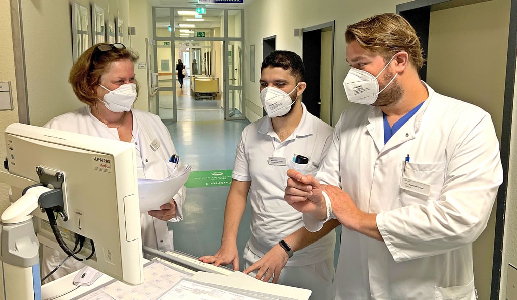 Oberärztin Dr. Ursula Kölling, Assistenzarzt Mohamed Alhasaneen und Dr. Matthias Prager, Chefarzt im Zentrum für Innere Medizin und Ärztlicher Direktor, kommen nicht nur zur Visite zusammen, sondern besprechen auch regelmäßig die aktuelle Lage auf den Stationen im Zerbster Krankenhaus.