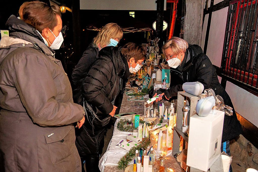 Es war der erste Weihnachtsmarkt in dieser Art, den Nancy Sohn (rechts) mit ihren Partnern aus der Taufe gehoben hatte.
