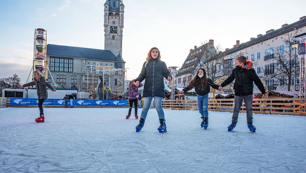 Die Eislaufbahn ist der Hit auf dem Weihnachtsmarkt. Nachdem es vor zwei Jahren nur Kunsteis gab, lässt es sich nun besser fahren.