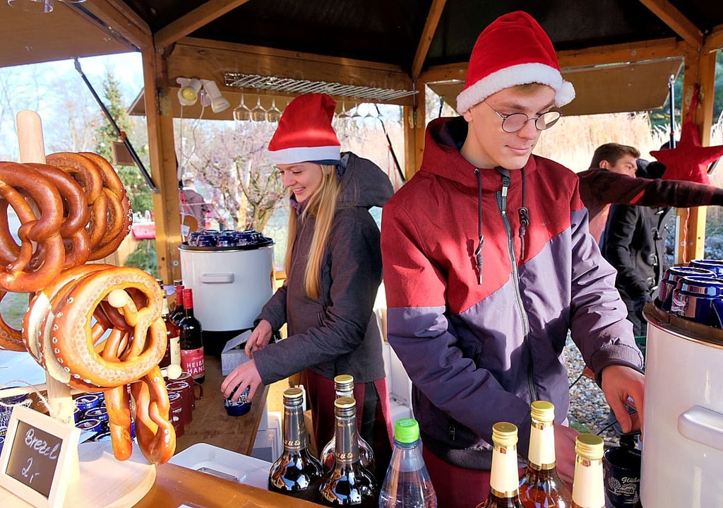 Eingespieltes Team. Willi Giffey und Kim Bischoff (links) schenken für die Besucher der zweiten Auflage den Glühwein aus.