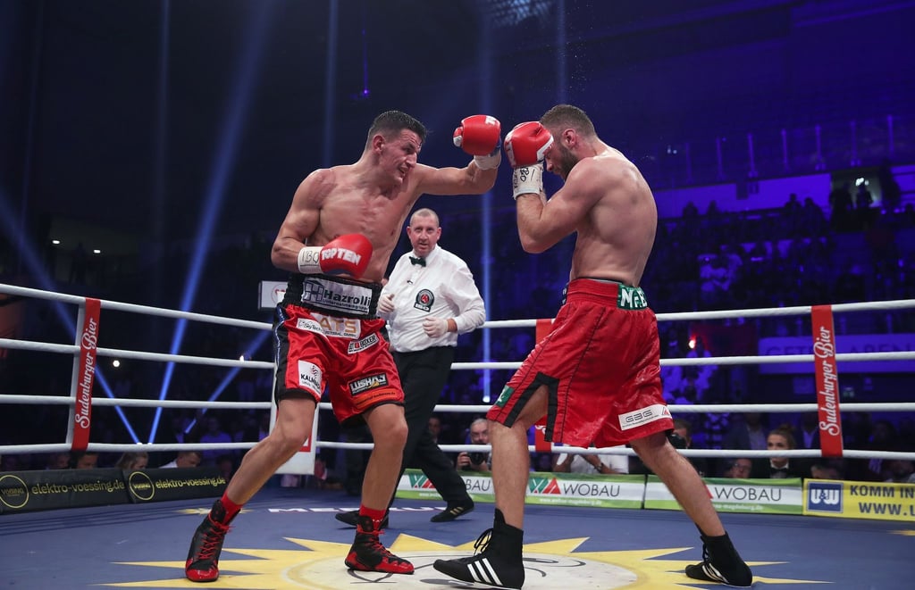 Dominic Bösel (l) boxt gegen Robin Krasniqi.