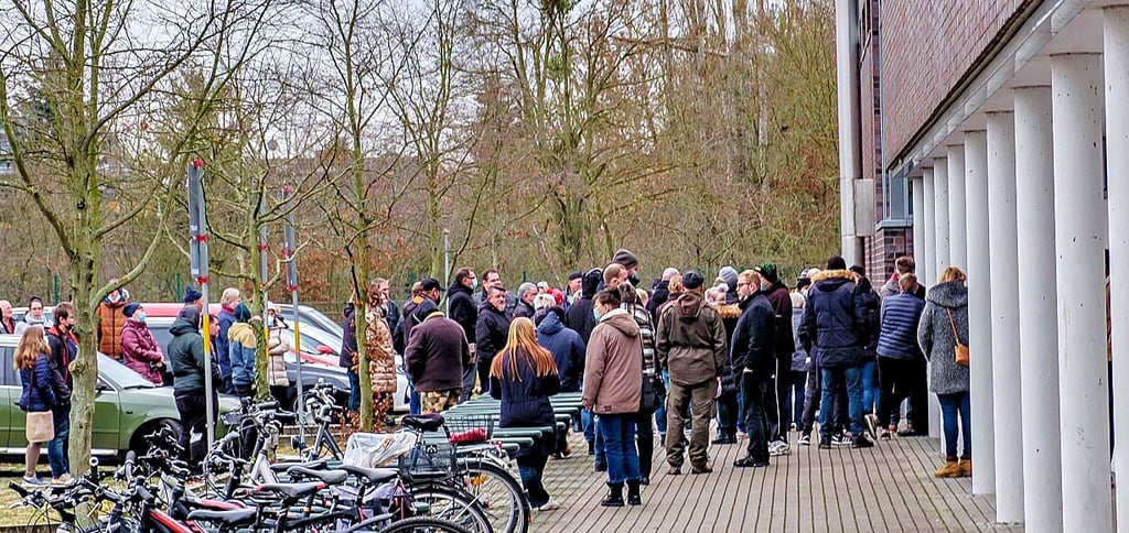 Großes Anstehen vor dem Impfzentrum