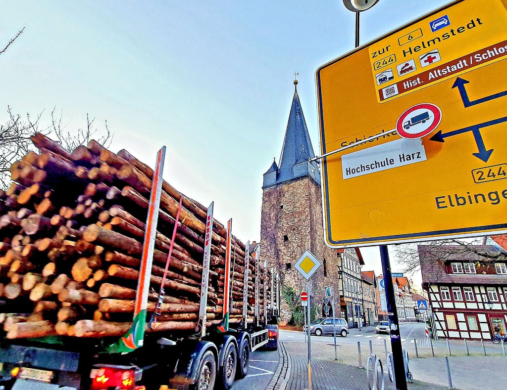 Schwerlastverkehr auf der B 244 in Wernigerode – wie hier am Westerntor staut sich der Verkehr häufig.