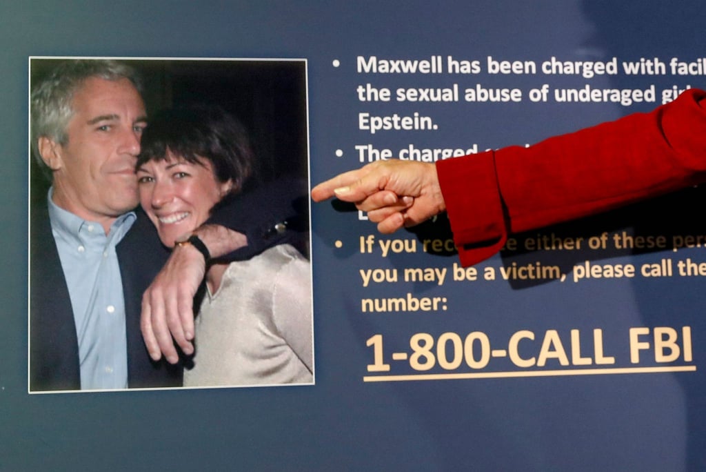 Eine Anklägerin zeigt auf ein Foto von Jeffrey Epstein und Ghislaine Maxwell. Die 59-Jährige steht in New York vor Gericht.