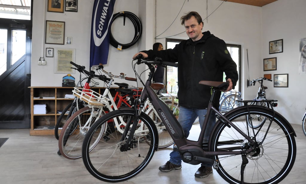 Dirk Müller berät in seinem Zerbster Fahrradladen zu Elektrofahrrädern, die in Pandemiezeiten stärker nachgefragt sind .