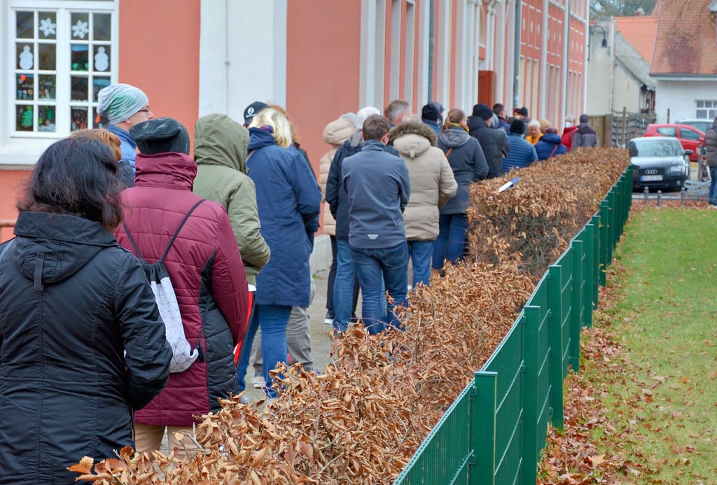 Bei der Impfaktion in Tangermünde am 29. November musste die Menschen teils 90 Minuten anstehen.