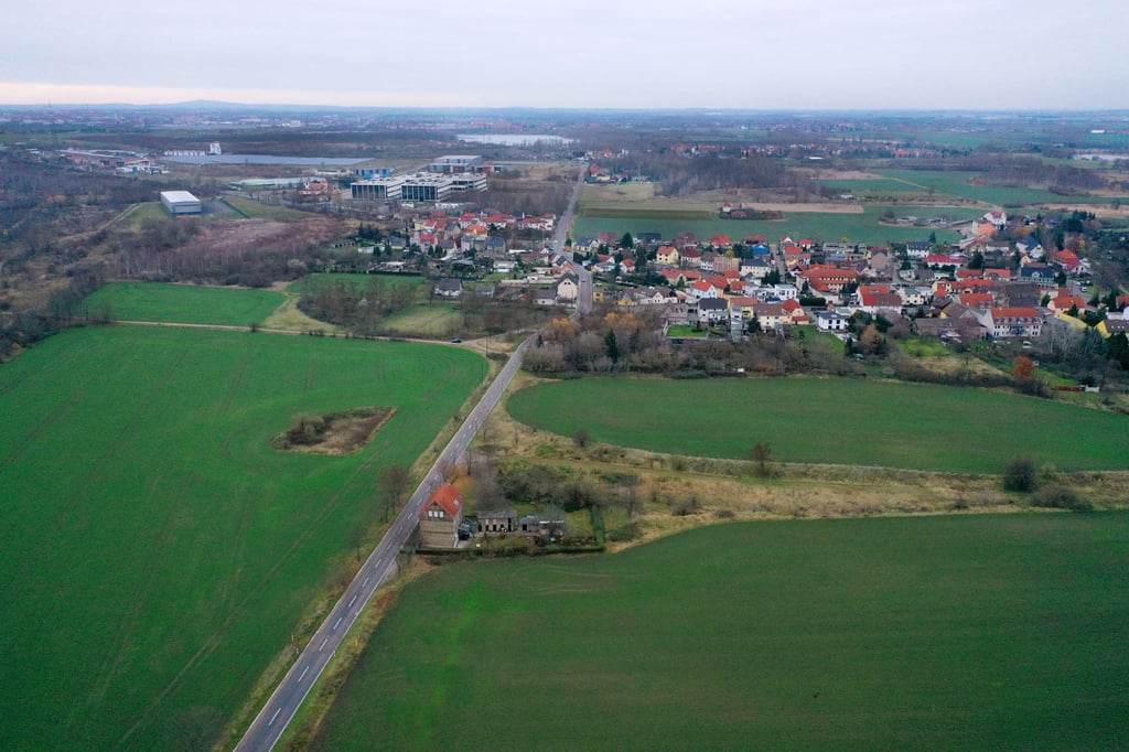 Noch durschneidet die B6 Bruckdorf von Ost nach West. Künftig wird sie im Süden des Ortsteils verlaufen, direkt zwischen einem Gehöft und der Ortschaft.