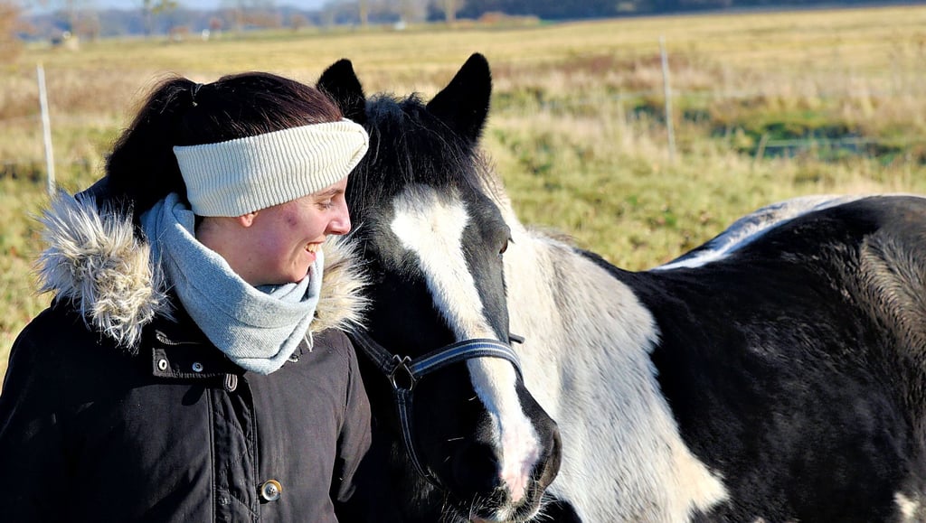 Jenny Maynicke und ihr Pferd Dusty. Die gescheckte Tinker-Mix-Stute scheint liebesbedürftig zu sein. Sie legt auf der Elbewiesen-Koppel unweit des Osterfeuerplatzes plötzlich den Kopf an „Frauchens“ Schulter.