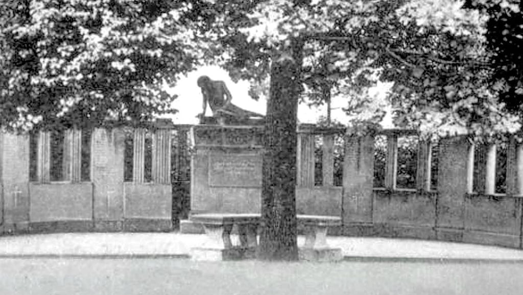 So hat die Gedenkstätte von 1921 für die Gefallenen des Ersten Weltkrieges am Tore in Groß Börnecke einst ausgesehen. Heute sind weder Mauer noch Denkmal vorhanden. Letzteres musste vor einigen Jahren eingelagert werden.