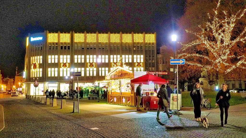 Lichterglanz auf dem Winckelmannplatz in Stendal bei Dämmerung.