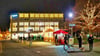 Lichterglanz auf dem Winckelmannplatz in Stendal bei Dämmerung.