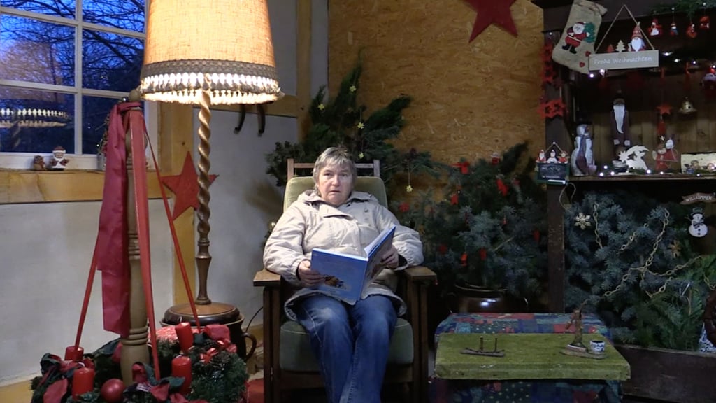 Die Apenburgerin Elke Friedrichs gehört zu den Vorlesern, die ihre Weihnachtsgeschichte im Adventshaus bereits eingesprochen haben. Jeden Abend ab 17.30 Uhr kann im virtuellen Adventskalender ein neues Türchen mit dem dazugehörigen Geschichtenvideo geöffnet werden.