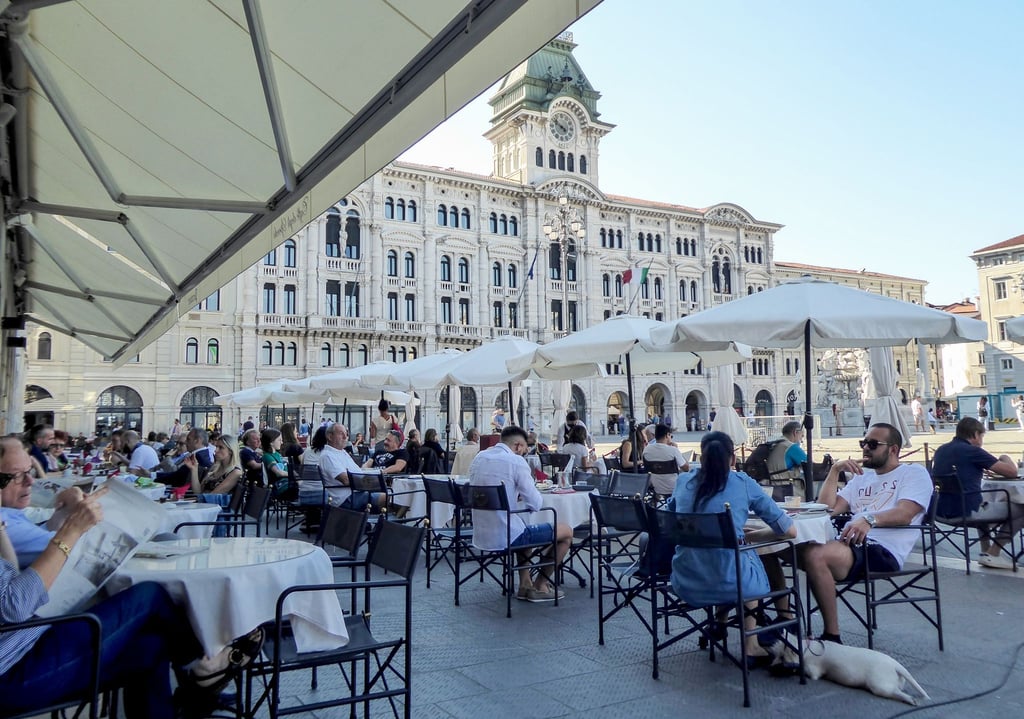 Im Kaffeehaus Caffè Degli Specchi können sich Besucher dem süßen Nichtstun hingeben.