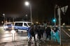 Hunderte Menschen beteiligen sich am Montag am Protest gegen die Corona-Schutz-Maßnahmen in Freiberg. Die Polizei begleitet sie mit einem größerem Aufgebot.