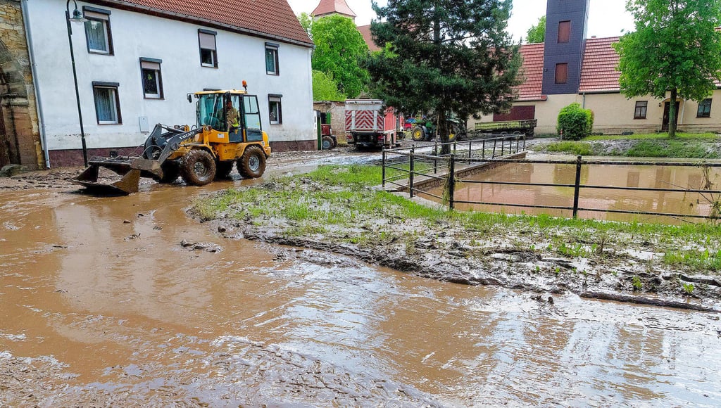 Aufräumarbeiten in Nemsdorf-Göhrendorf nach dem Starkregenereignis im Mai 2017
